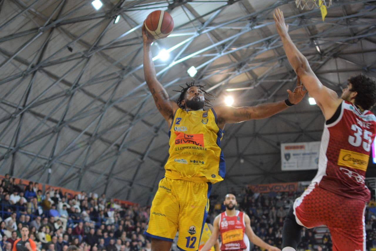 Givova Scafati: Kruize Pinkins in elevazione a canestro contro Pesaro alla Beta Ricambi Arena