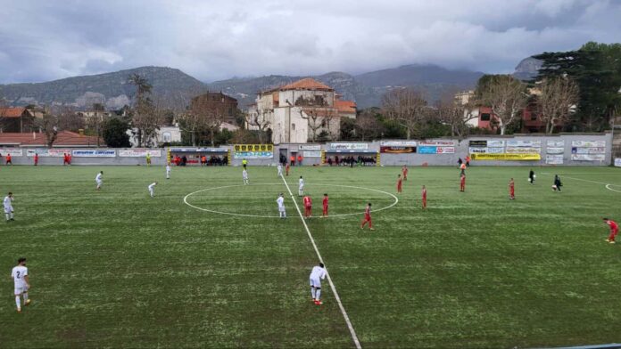 Sorrento-Angri 3 a 0: squadre schierate sul prato dello stadio Italia