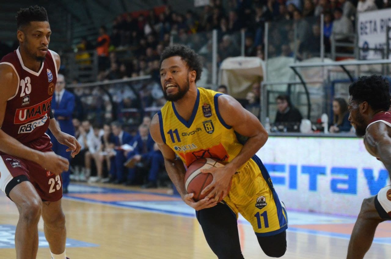 Clevin Hannah durante la partita d'esordio con la maglia della Givova Scafati giocata contro la Reyer Venezia