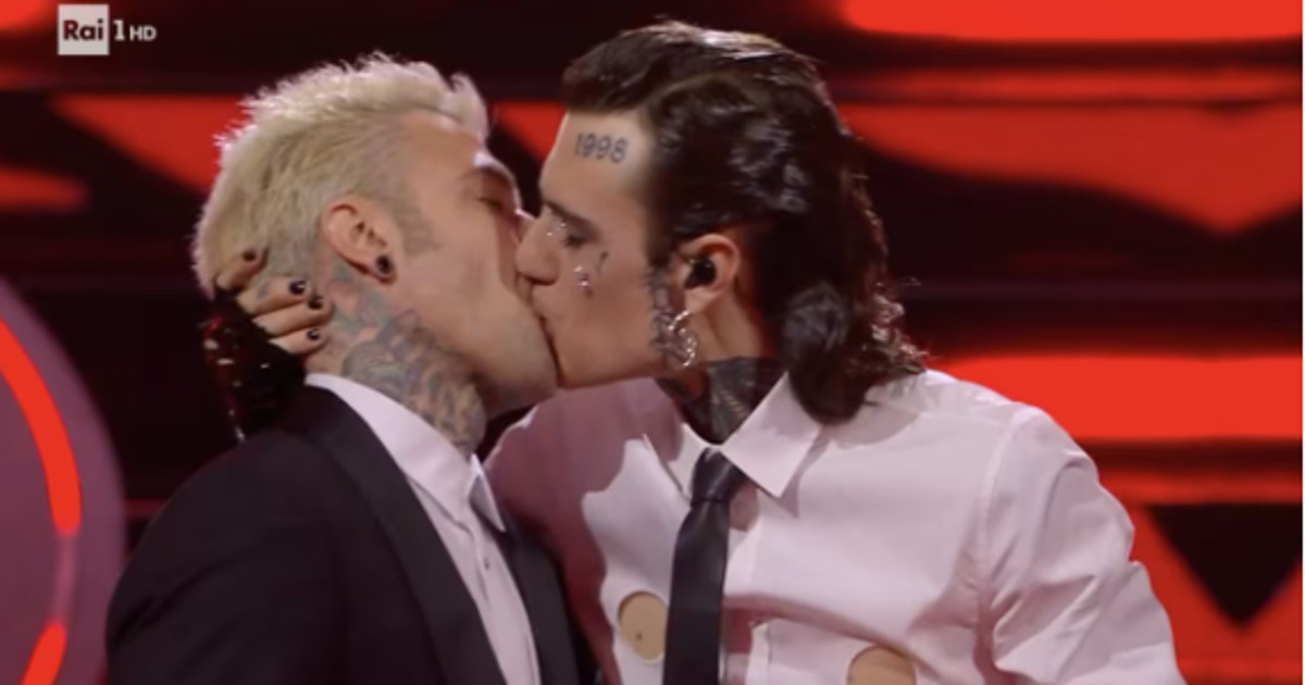 Il bacio tra Rosa Chemical e Fedez scatena la Giorgia nazionale