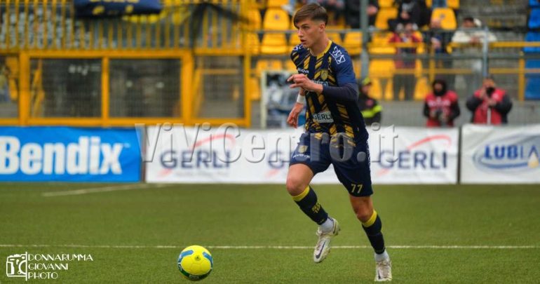 Alessandro Vimercati, il difensore della Juve Stabia poco utilizzato. Sotto La Lente