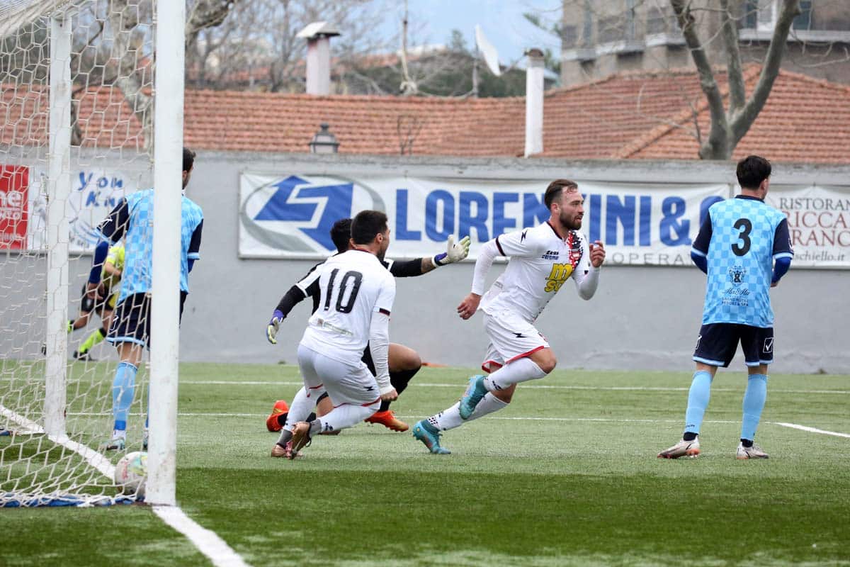 Sorrento vs Ilvamaddalena, l'esultanza di La Monica dopo il gol vittoria