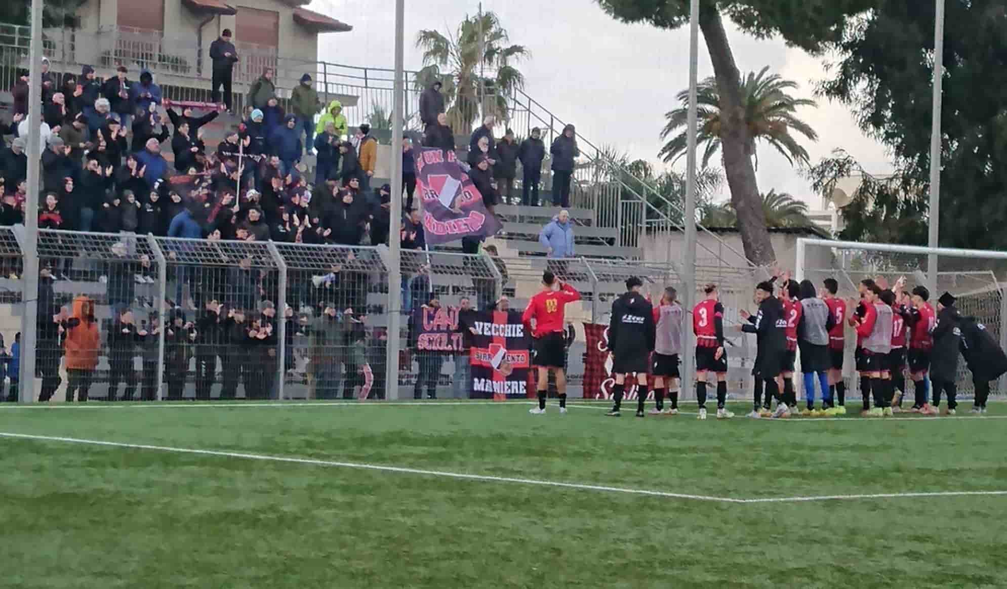 Sorrento vs Nola, Serie D girone G, 25° giornata: la squadra rossonera festeggia a fine gara la vittoria sotto la propria curva