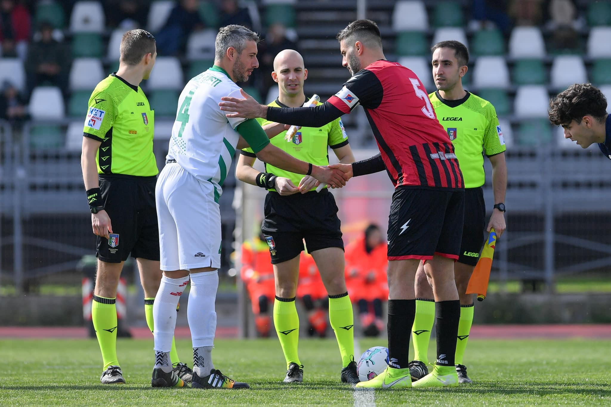 Arzachena vs Sorrento, Serie D girone G, 26° giornata: il saluto dei capitani Bonacquisti e Cacace