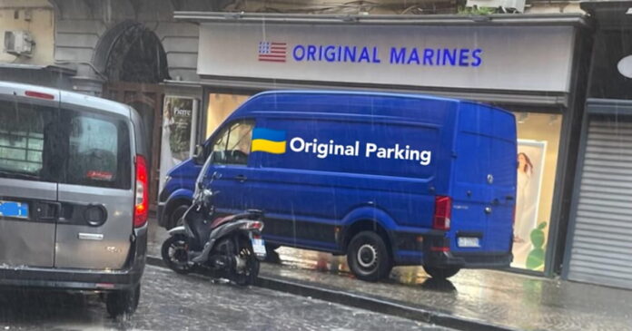 Auto parcheggiate sul marciapiede (foto da pagina FB di MappinaStabiese)-min