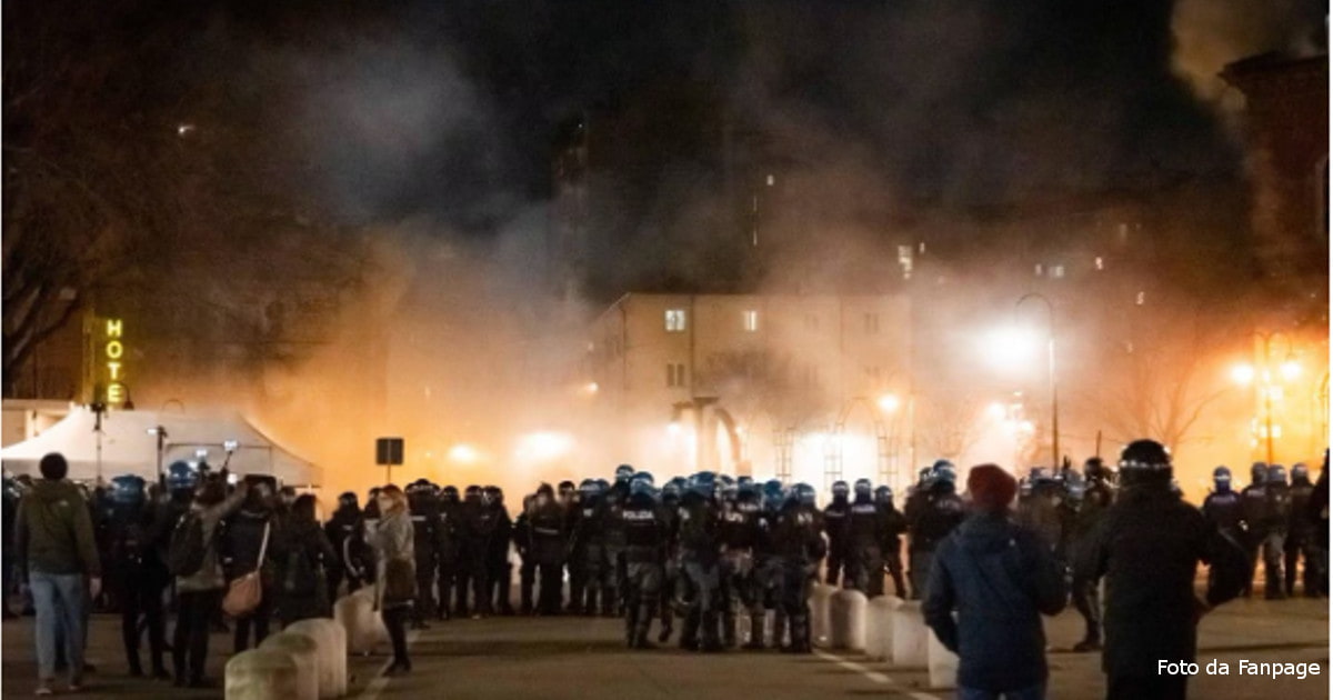 Corteo anarchico a Torino (foto da articolo di Fanpage)-min