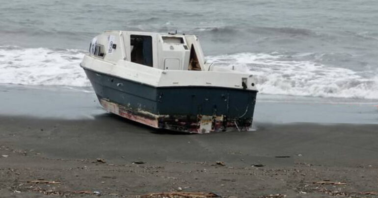 Castellammare: Imbarcazione arenata. Chi deve intervenire per rimuoverla?