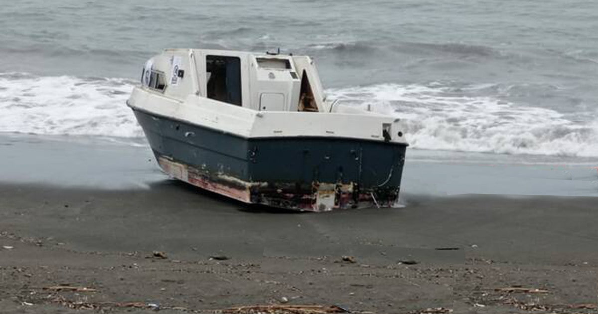 Imbarcazione arenata sulla spiaggia-min