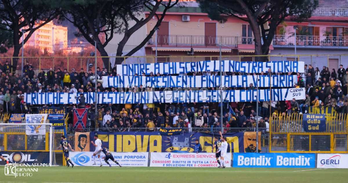 Juve Stabia Giugliano 2 a 1 Serie C 2022-2023 (8) STRISCIONE CONTESTAZIONE Trattativa