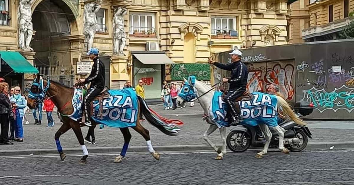 Napoli in delirio per lo Scudetto, cavalli vestiti a festa-min