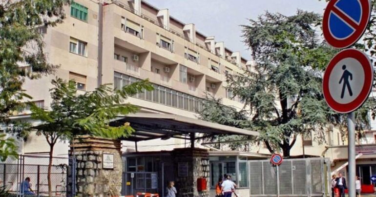 Donna accoltellata al pronto soccorso: arrestato 57enne a Castellammare