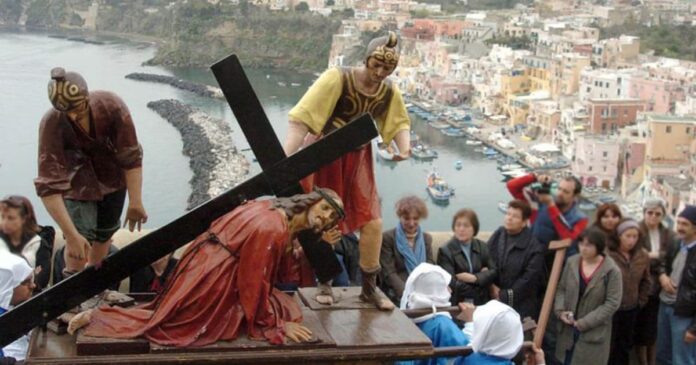 Pasqua 2023, Misteri e riti sacri in Campania, la processione dei misteri a procida-min