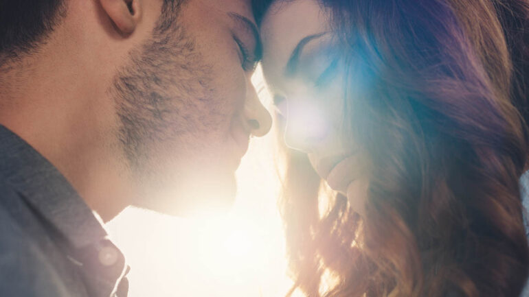 Relazioni ai tempi delle app: connessioni veloci ed emozioni on demand.