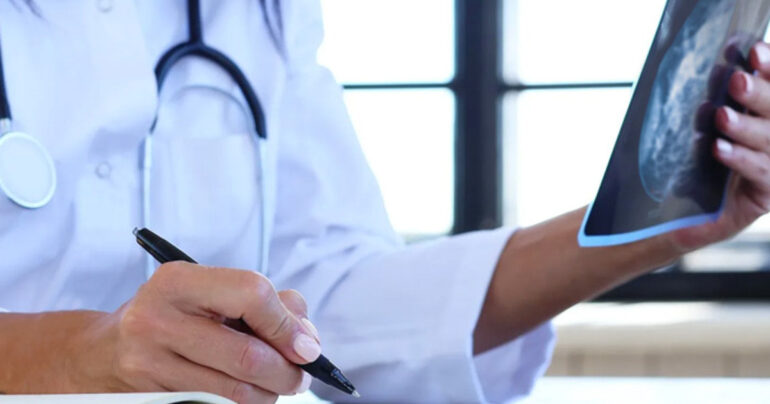 Le asportano un seno ma poi fanno la radio sull’altro