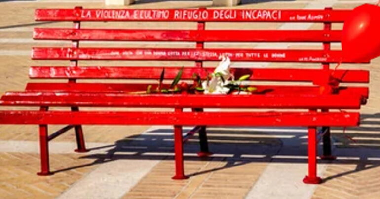 Panchina rossa contro la violenza di genere all’Ospedale San Leonardo