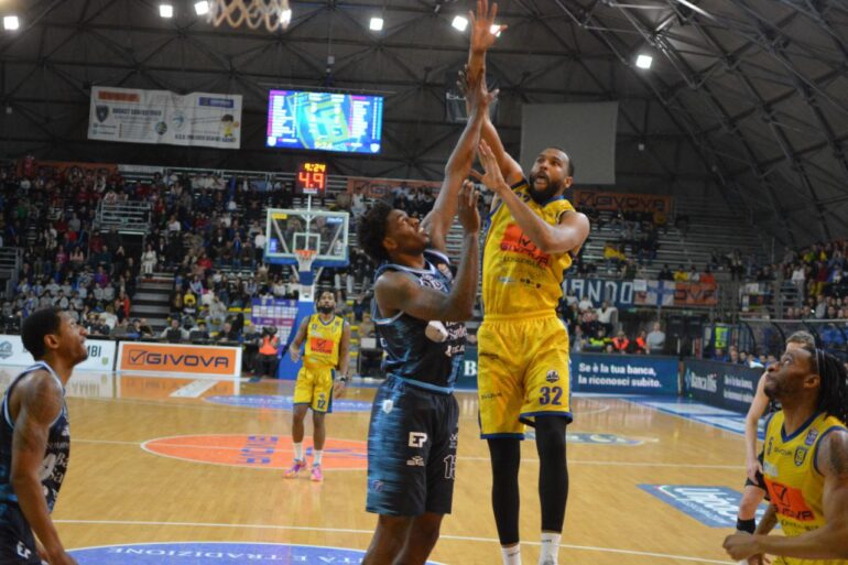 Givova Scafati ancora al palo, Dinamo Sassari forza cinque