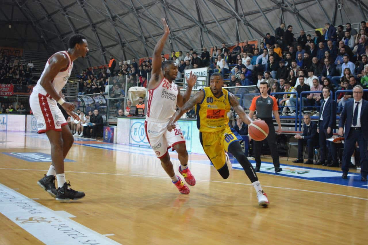 Givova Scafati vs Pallacanestro Trieste: i gialloblu tornano a vincere dopo cinque sconfitte di fila