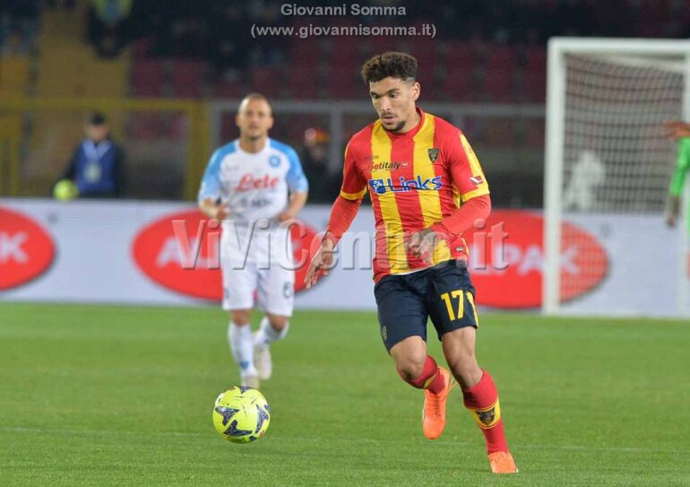 Lecce – Napoli 0-1: Fumogeni, Var e la Perla di Raspadori decidono la sfida