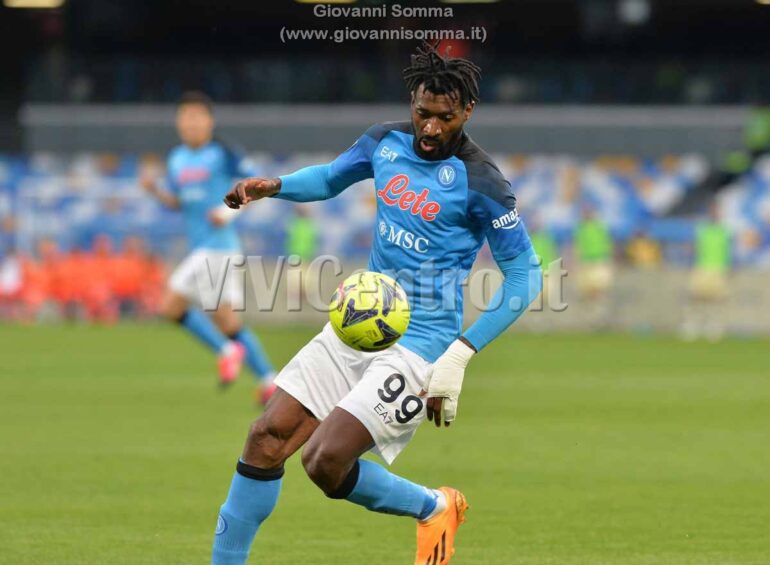 AZZURRO PENSIERO ACALDO: Il Napoli sbatte sui legni a Parma. Ma per il tricolore basterà battere il Cagliari