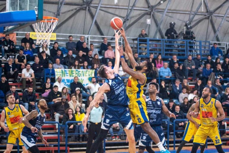 Givova Scafati di misura, Brindisi battuta 85-84