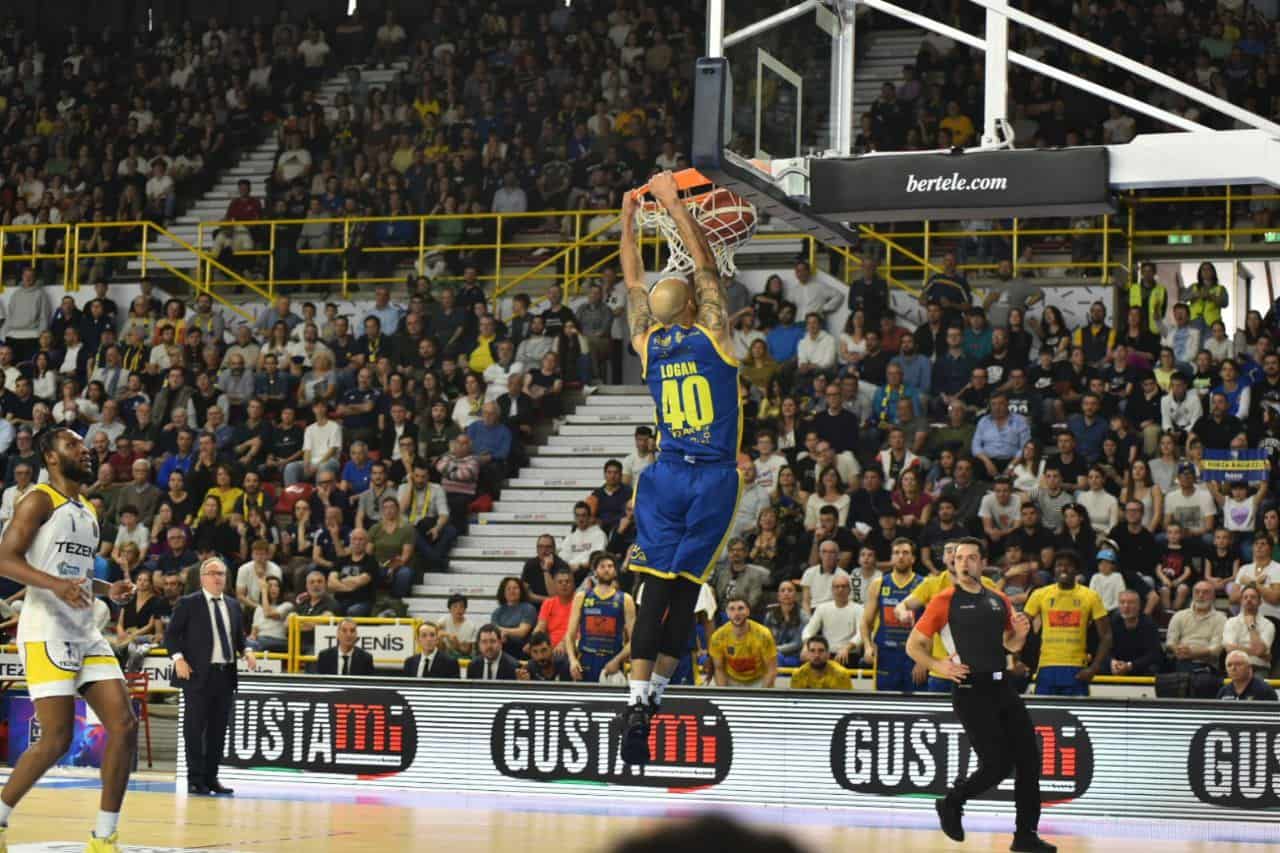 Tezenis Verona vs Givova Scafati: la schiacciata dell'MVP David Logan