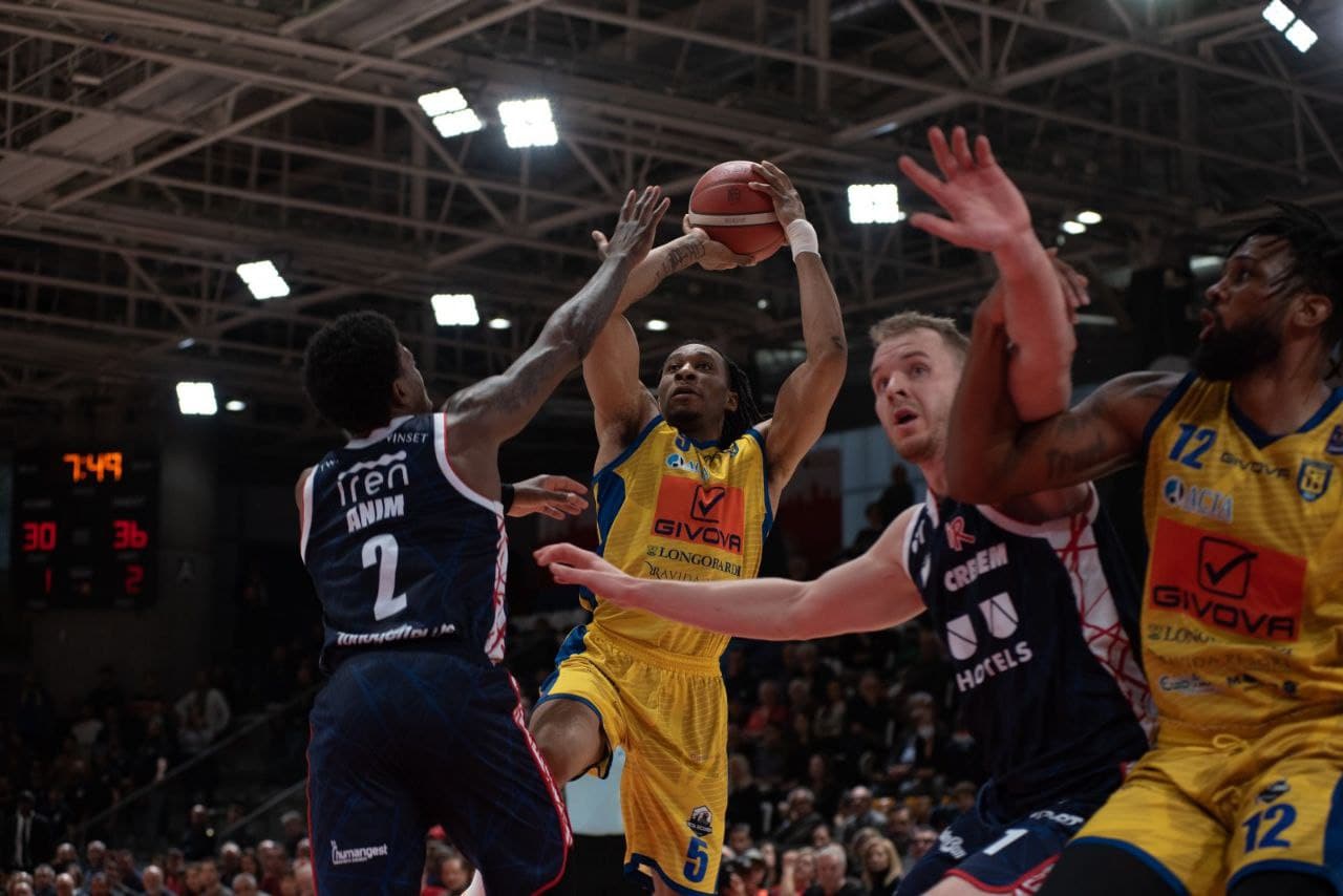 Unahotels Reggio Emilia vs Givova Scafati: Okoye cal tiro tra i giocatori biancorossi