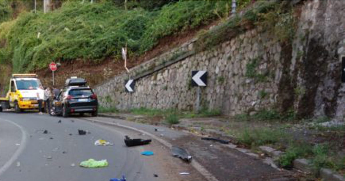 Collisione d'auto in contemporanea a Castellammare di Stabia-min