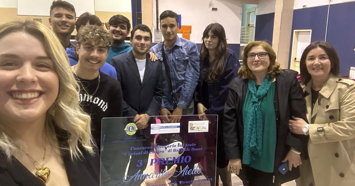 Gli alunni della 5AT del Vitruvio con le docenti Antonella Galasso e Adele Cesarano-min