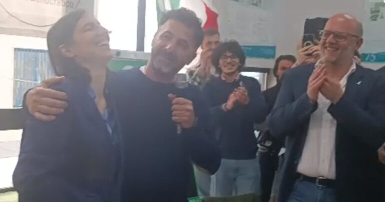 Il dono della tuta blu alla Schlein a Castellammare