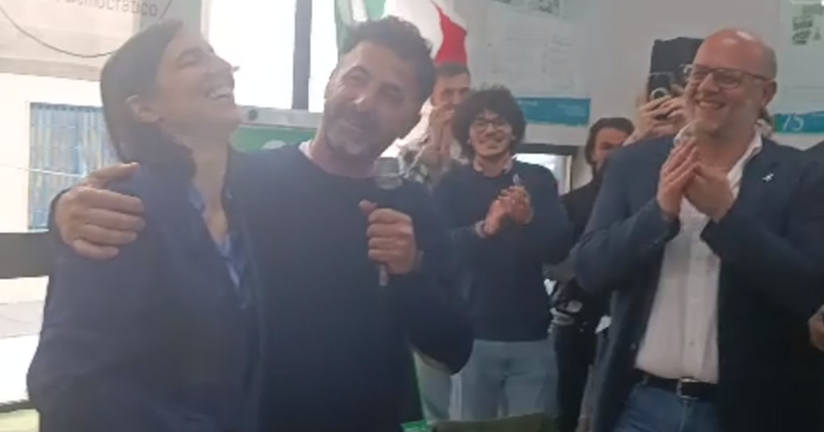 Il dono della tuta blu alla Schlein-min
