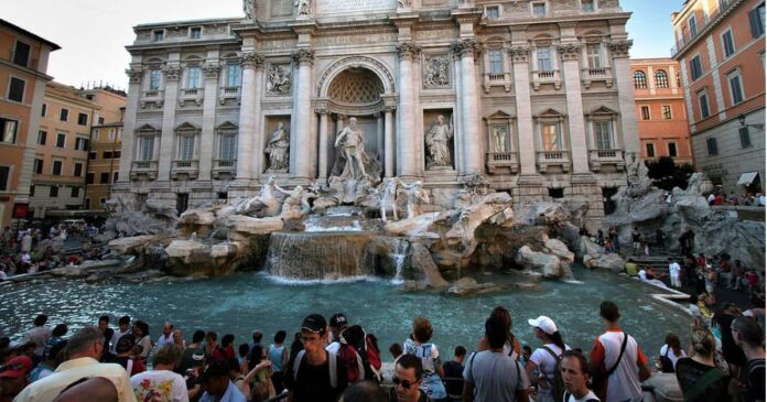 Il turismo di massa in Italia, Fontana di Trevi (CC BY-SA 3.0)-min
