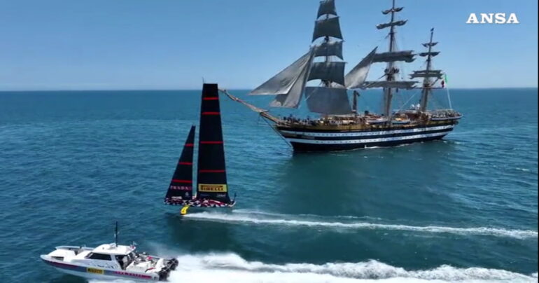 Storico incontro nel Golfo di Cagliari tra l’Amerigo Vespucci e Luna Rossa