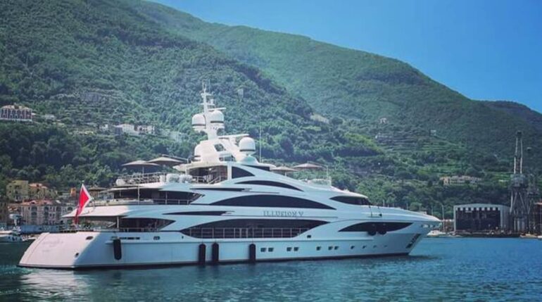 Lo yacht Illusion V allo Stabia Main Port di Castellammare di Stabia
