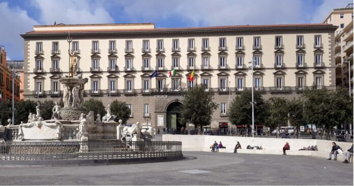 Palazzo del Comune di Napoli, Fontana del Nettuno, Piazza Municipio-min