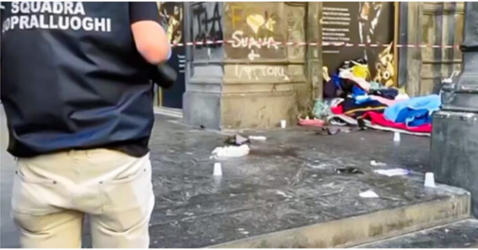 Vigile urbano aggredito spara contro l'aggressore a Napoli, in via Duomo