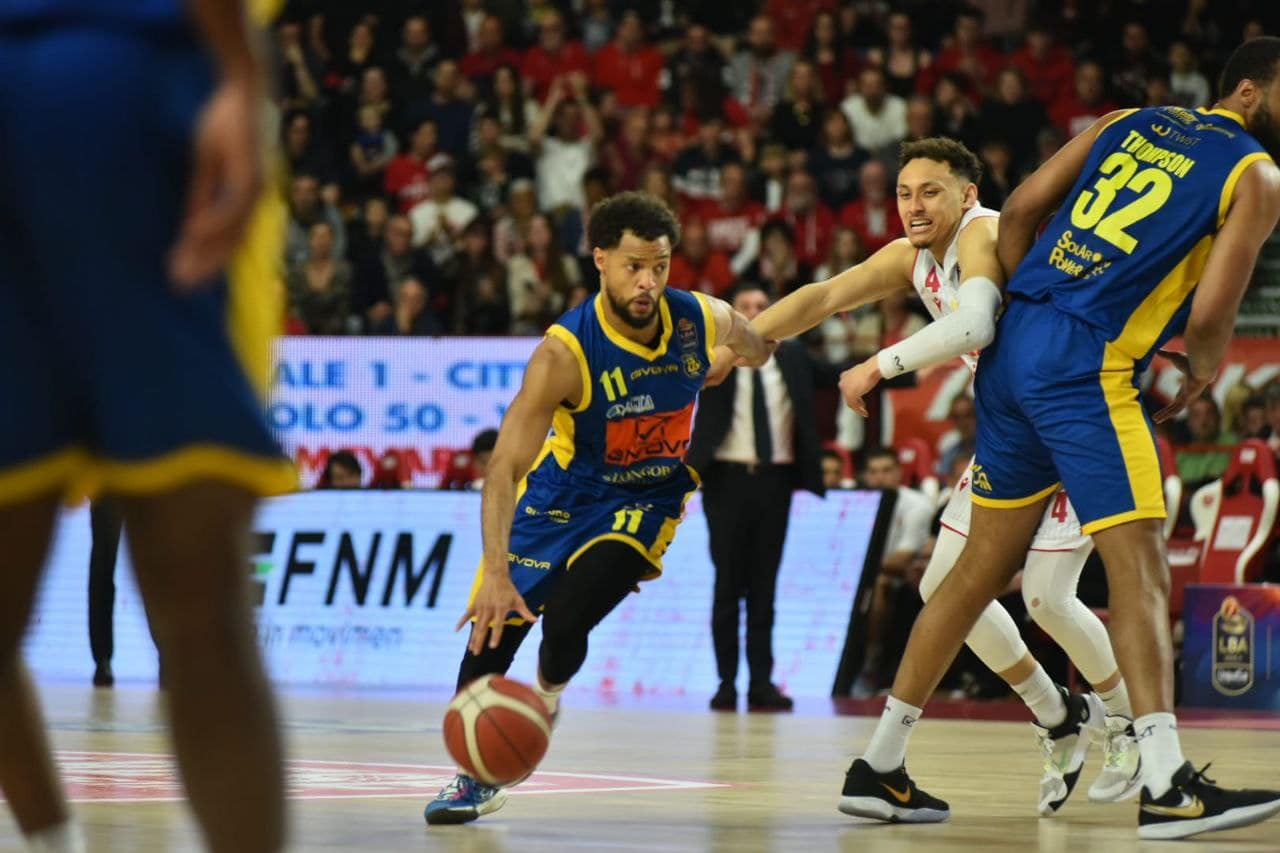 Openjobmetis Varese vs Givova Scafati: Clevin Hannah in palleggio sul parquet dell'Enerxenia Arena