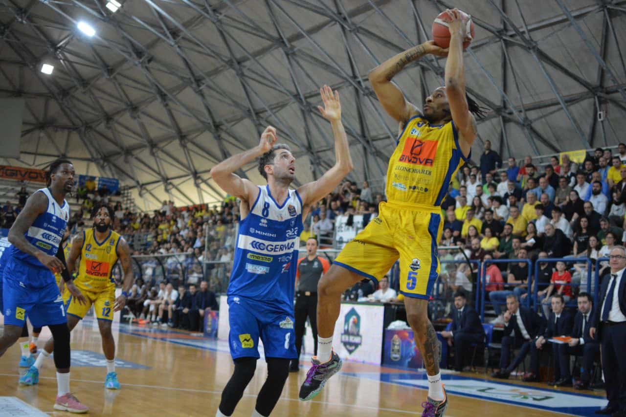 Stanley Okoye al tiro in sospensione durante la sfida tra Givova Scafati e Germani Brescia (LBA 22/23)