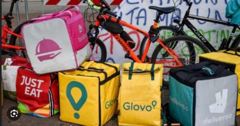 Batteri nello zaino di un rider del food delivery
