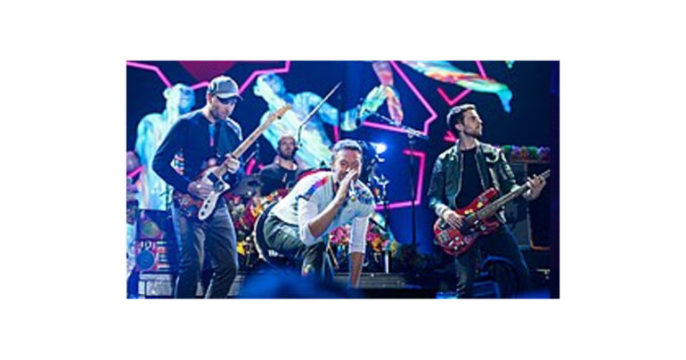 Chris Martin dedica “Napul’è” a Napoli durante il suo concerto