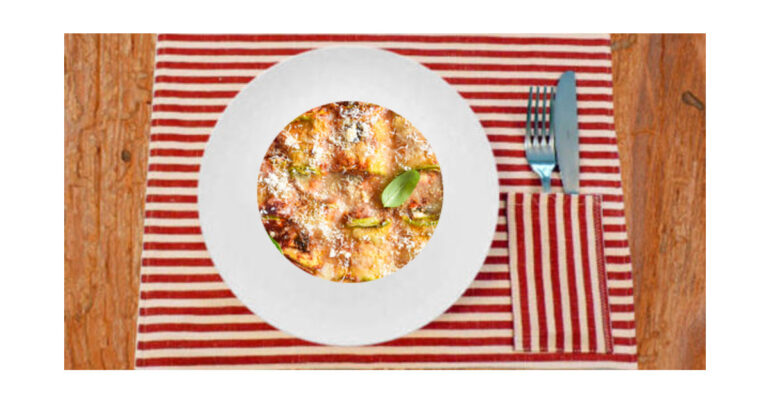 Involtini di zucchine ripieni di formaggio di capra e accompagnati da salsa al pomodoro