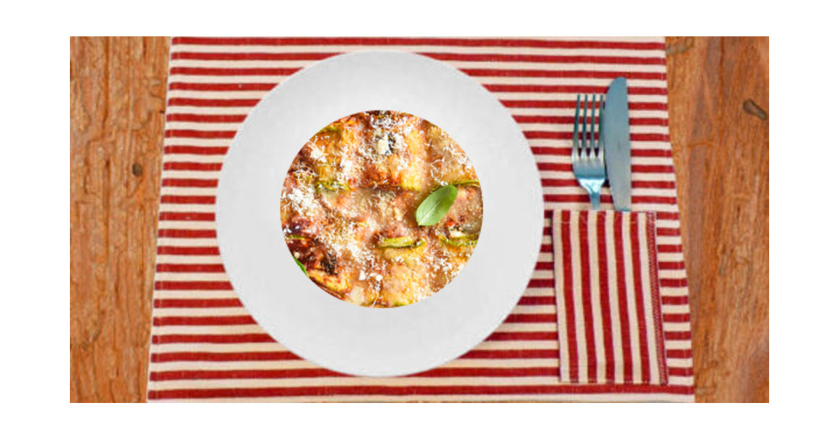 Involtini di zucchine ripieni di formaggio di capra e accompagnati da salsa al pomodoro