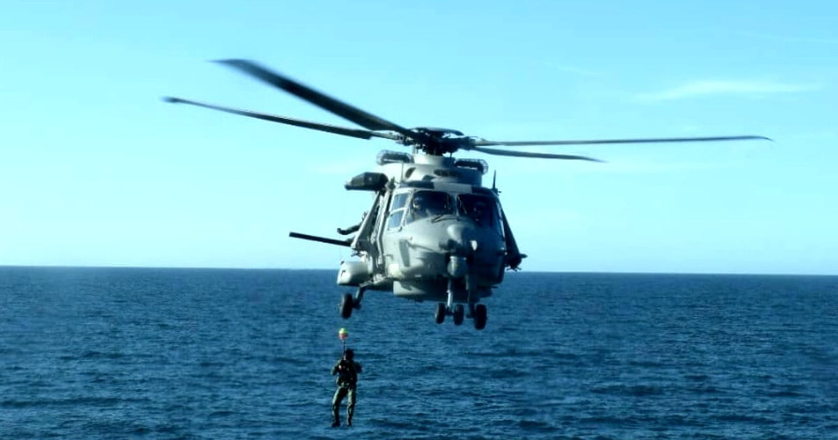 Nave sequestrata da clandestini al largo di Napoli (foto marina militare fb archivio)-min