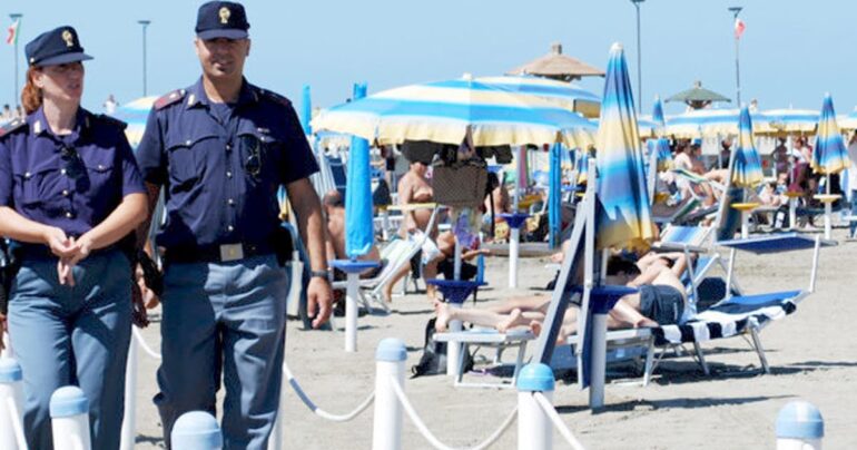 Ragazzino accusato di rubare zaini e smartphone: malmenato in spiaggia dai bagnanti