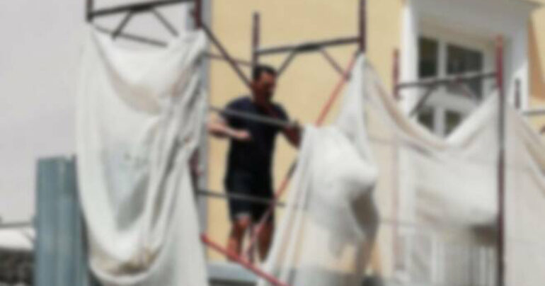 Castellammare di Stabia: Titolare di chiosco minaccia di buttarsi da impalcatura