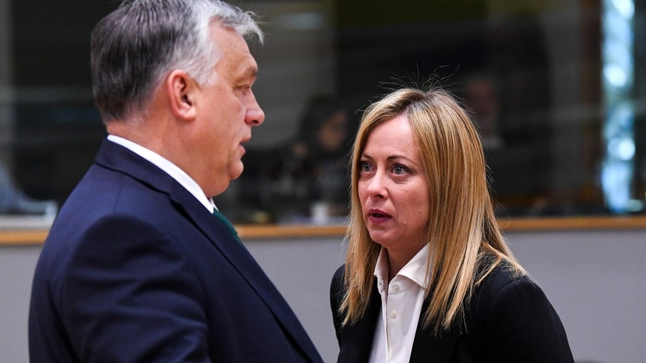 Un nuovo Patto per le migrazioni divide l'Europa (Orban e Melona Bruxelles; foto Consiglio)