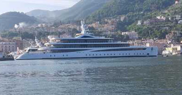 Il Megayacht di lusso Viva a Castellammare di Stabia