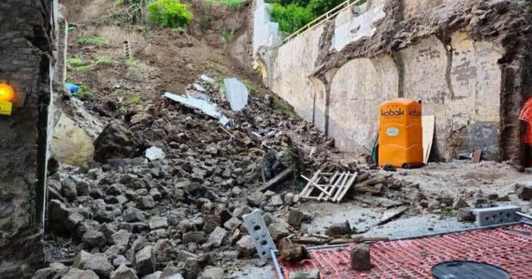 Crollo muro via Salita Quisisana a Castellammare di Stabia: evacuate 10 famiglie