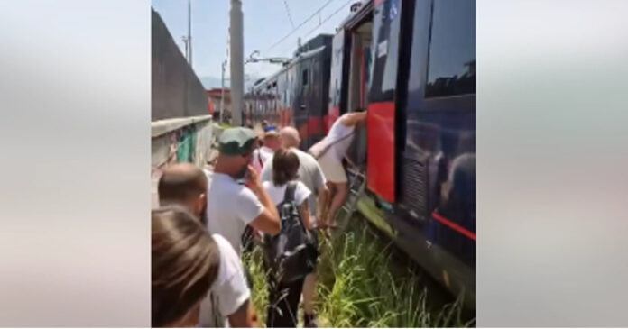 I passeggeri della Circumvesuviana scendono dal treno in un frame del video pubblicato su Facebook-min