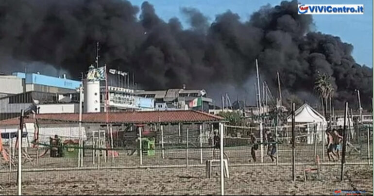 Incendio nella Darsena di Viareggio, sentite due esplosioni: Nube Nera nel Cielo – VIDEO