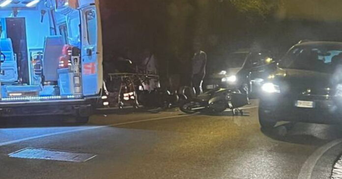 Incidente notturno alle terme di Castellammare di Stabia coinvolge scooter e auto